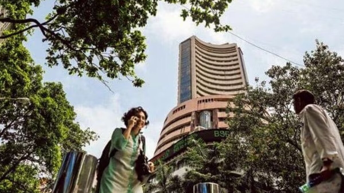 Sensex digs to 400pts, Nifty dips by 150pts; Smallcap Index falls over 2%