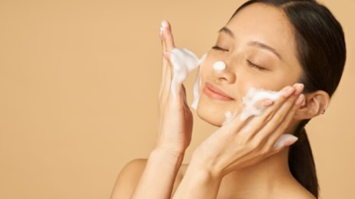 Incorporate salicylic acid in your skincare regime: 6 best cleansing products