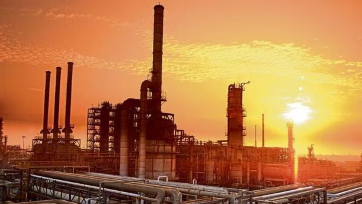 Oil prices hikes 2% due to supply drop as Ukraine targets Russian refineries