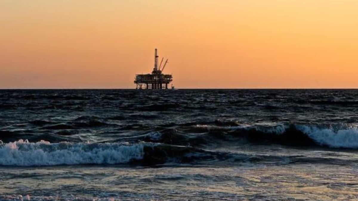 Oil remains steady this week as US dollar strengthens; Brent etches $85/bbl