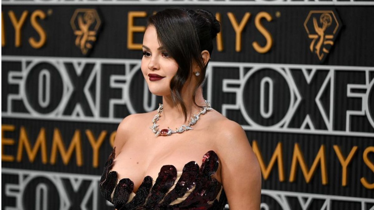 Selena Gomez shares racy pictures online but deletes them after minutes; See pic