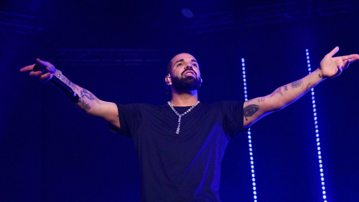 Drake surprises pregnant fan with Dollar 25000 gift at Texas show; Watch