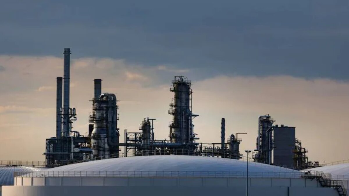 Oil rises 1% to a five-month high due to forecasts of increased demand