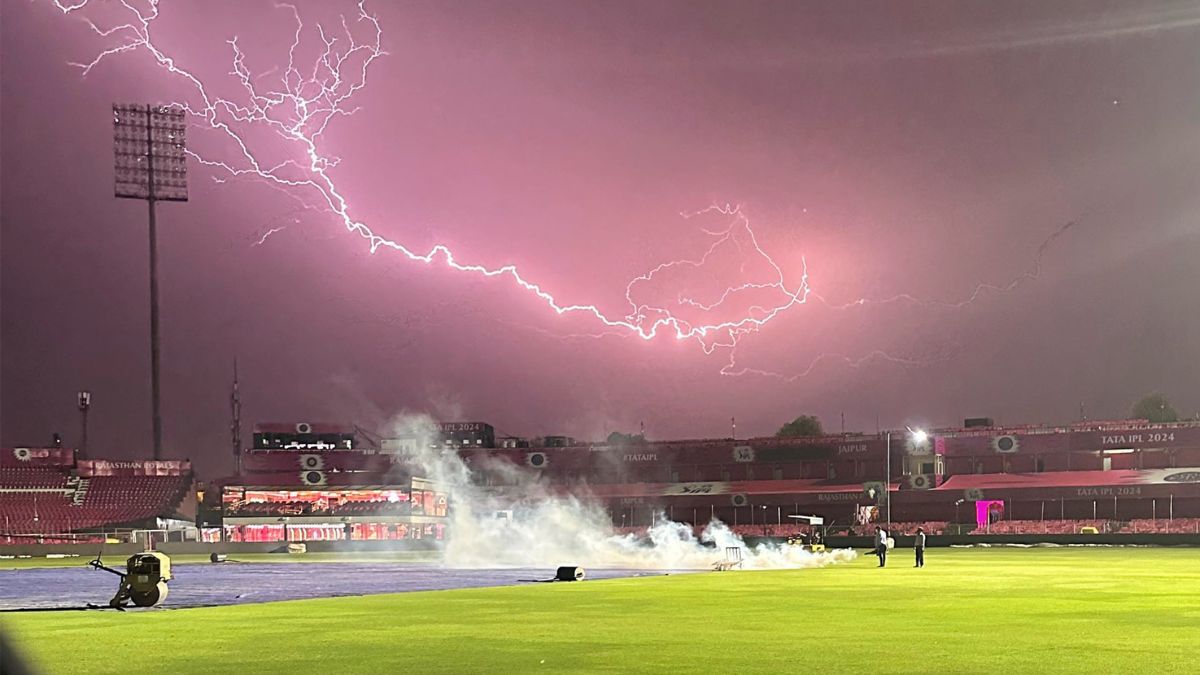 Watch: RCB coach Andy Flower surprises everyone with photography skills
