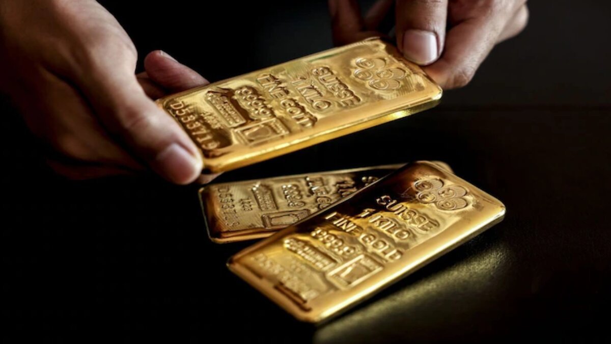 Gold slightly revives as attention diverts to the Fed’s decision