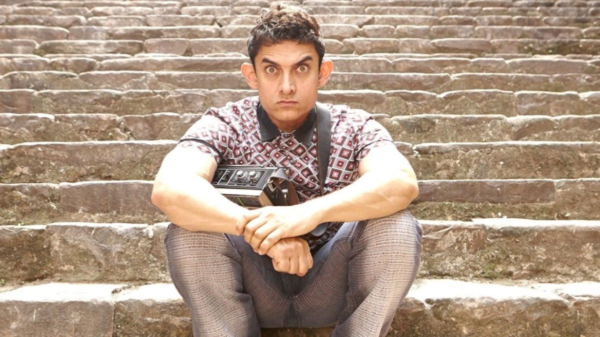 Aamir Khan skims through 10 scripts before securing the deal with Rajkumar Hirani